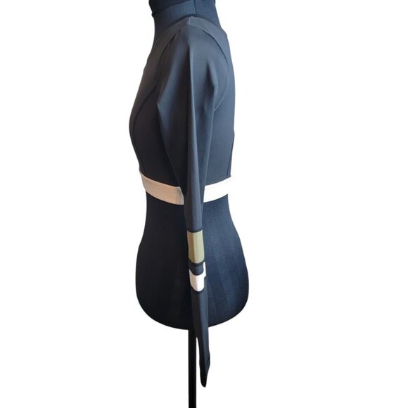 Long Sleeve Colorblock Peekaboo Back Crop Top - Super Cute - Picture 4 of 7